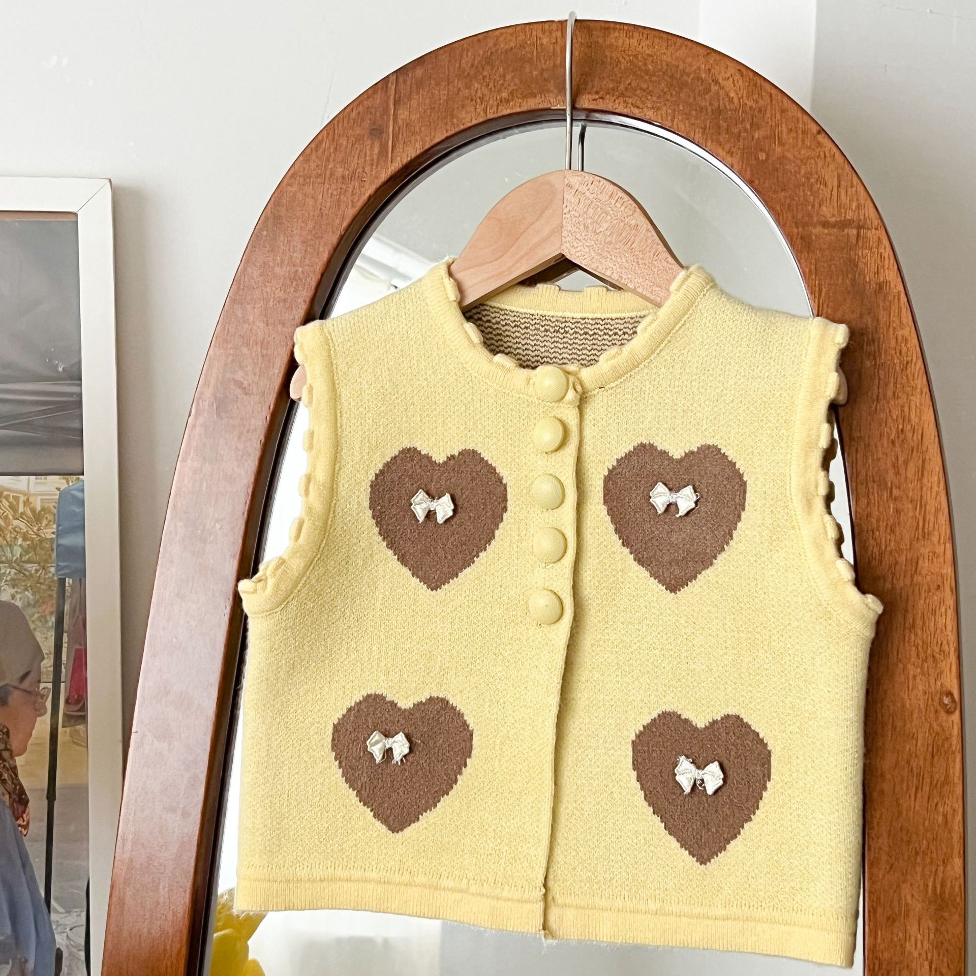 Niñas 2025 otoño y invierno nuevo chaleco de punto coreano estilo extranjero bebé de cuello redondo amor chaleco de punto cardigan