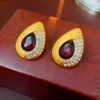 Серебристый штифт — каплевидные серьги со стразами