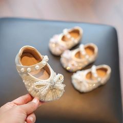女の赤ちゃんの王女の靴の春と秋の靴の水晶の女の子の新型の小さい革靴の子供の2025歩の靴の柔らかい底