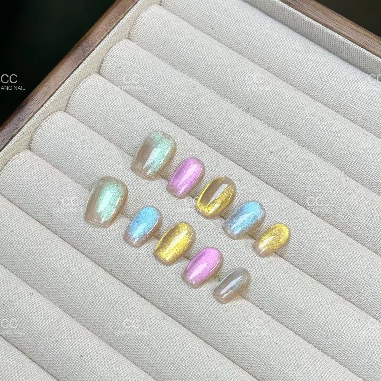 [Perlas] El ojo de gato está hecho a mano, el temperamento de la uña es suave y blanco, y el parche de manicura de fototerapia con diamantes está terminado.