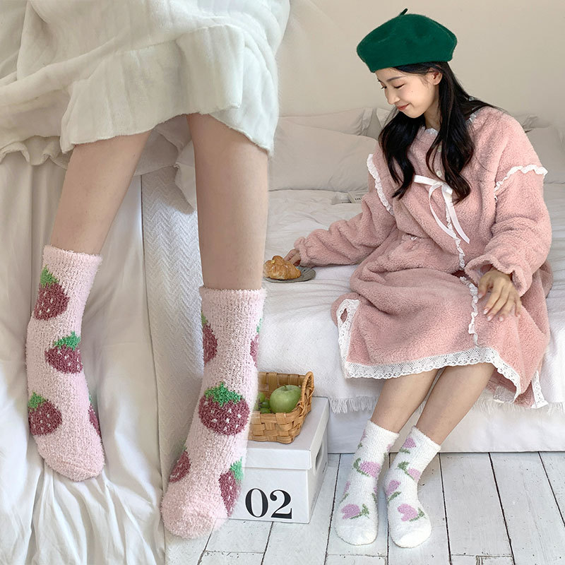 Calcetines de mujer otoño e invierno mediados de la pantorrilla 2022 calcetines de piso adulto interior espesado cálido terciopelo coral calcetines de dibujos animados