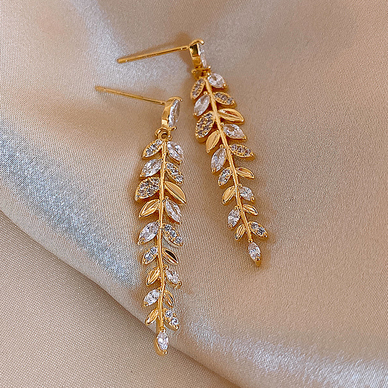 Retro Leaf Metal Rhinestone Tassel Earrings Wholesale Nihaojewelry display picture 7