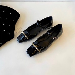 現品版 ~ レトロなフランスの漆の皮の小さい方の頭とメアリーの珍の靴の金属は1字を掛けて蝶結びの靴を持ちます。