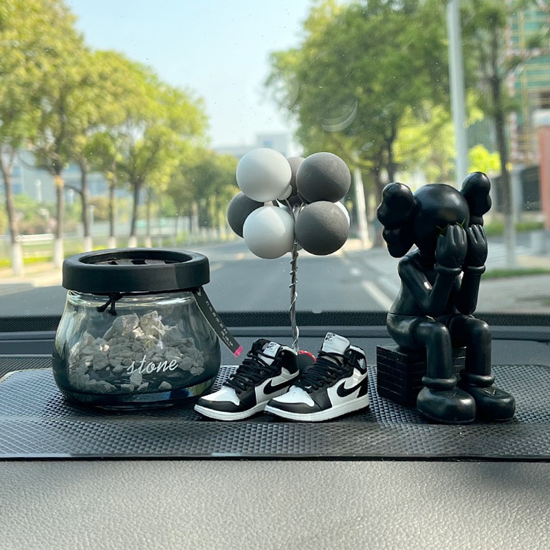 Panda shoes + gray ball + black face covering ks + boiling seat + pad