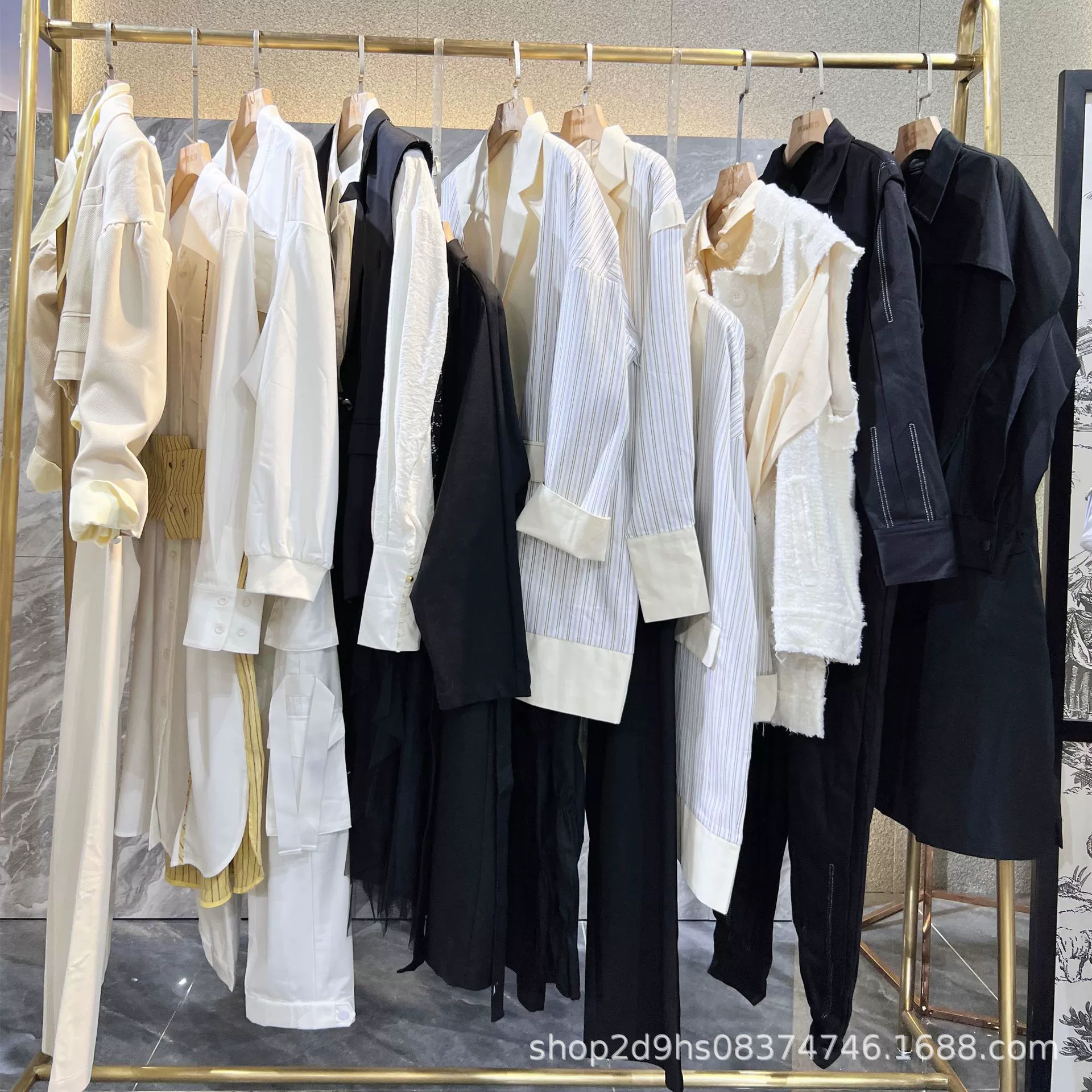 Распродажа высококачественной женской одежды: оптовая распродажа, физический склад, прямая трансляция, популярные товары, уникальные вещи, остатки на складе.