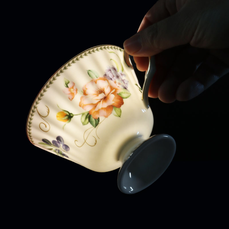 Taza de café de cerámica de porcelana china exquisita de estilo europeo Taza y platillo Estilo retro británico Juego de té de la tarde de alta gama Taza de té con flores