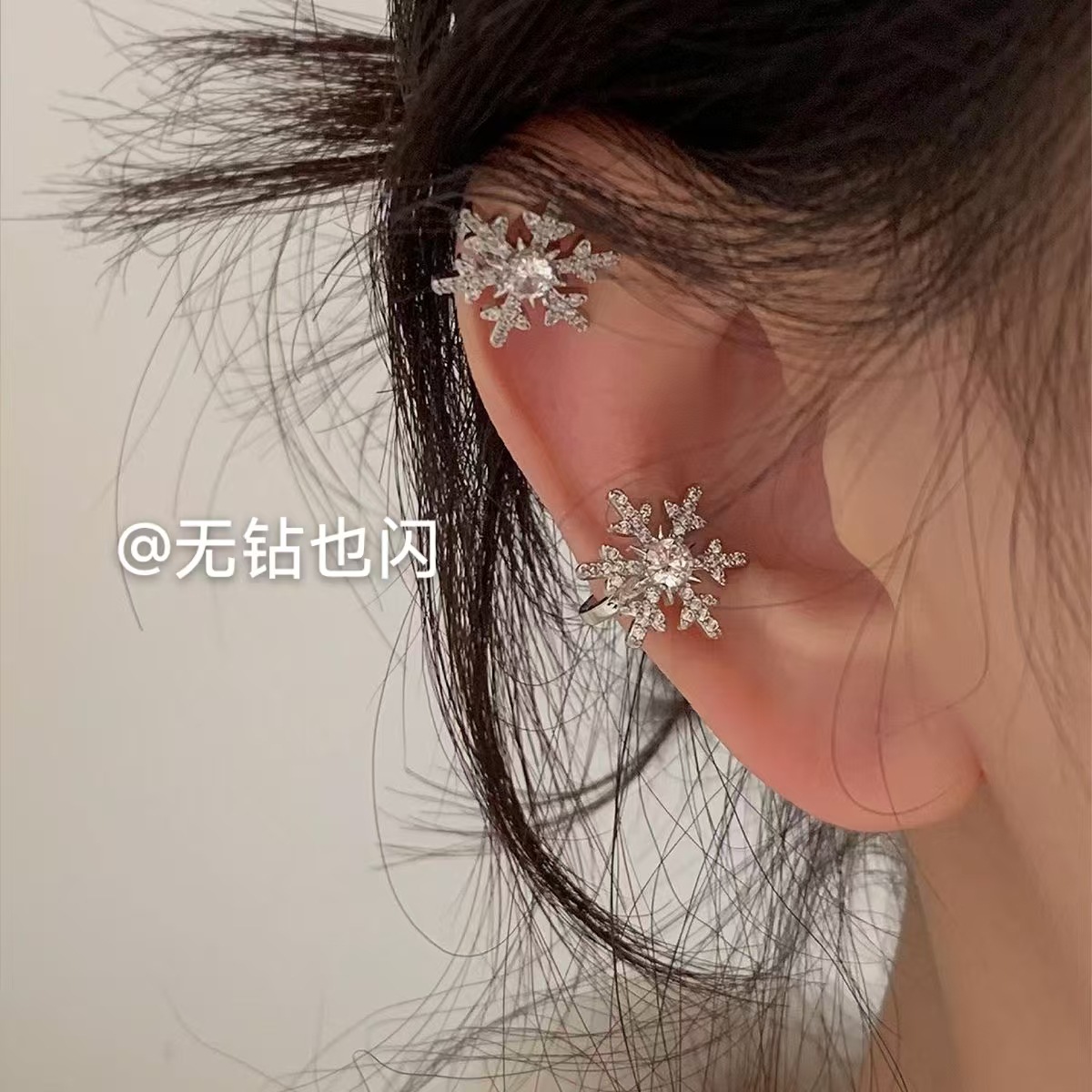 Elegante y compacto clip de hueso de orejas de copo de nieve sin agujeros de orejas pendientes de orejas de lujo ligero para mujeres de nicho sensación de diseño de red explosión pendientes