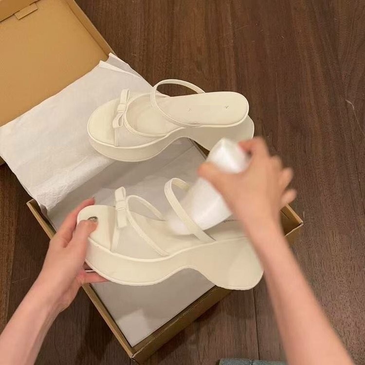 Red Fairy Wind aumentó la altura de las zapatillas de fondo grueso para mujeres 2026 nuevo estilo de verano para vestir con una falda anti-deslizante zapatillas frías