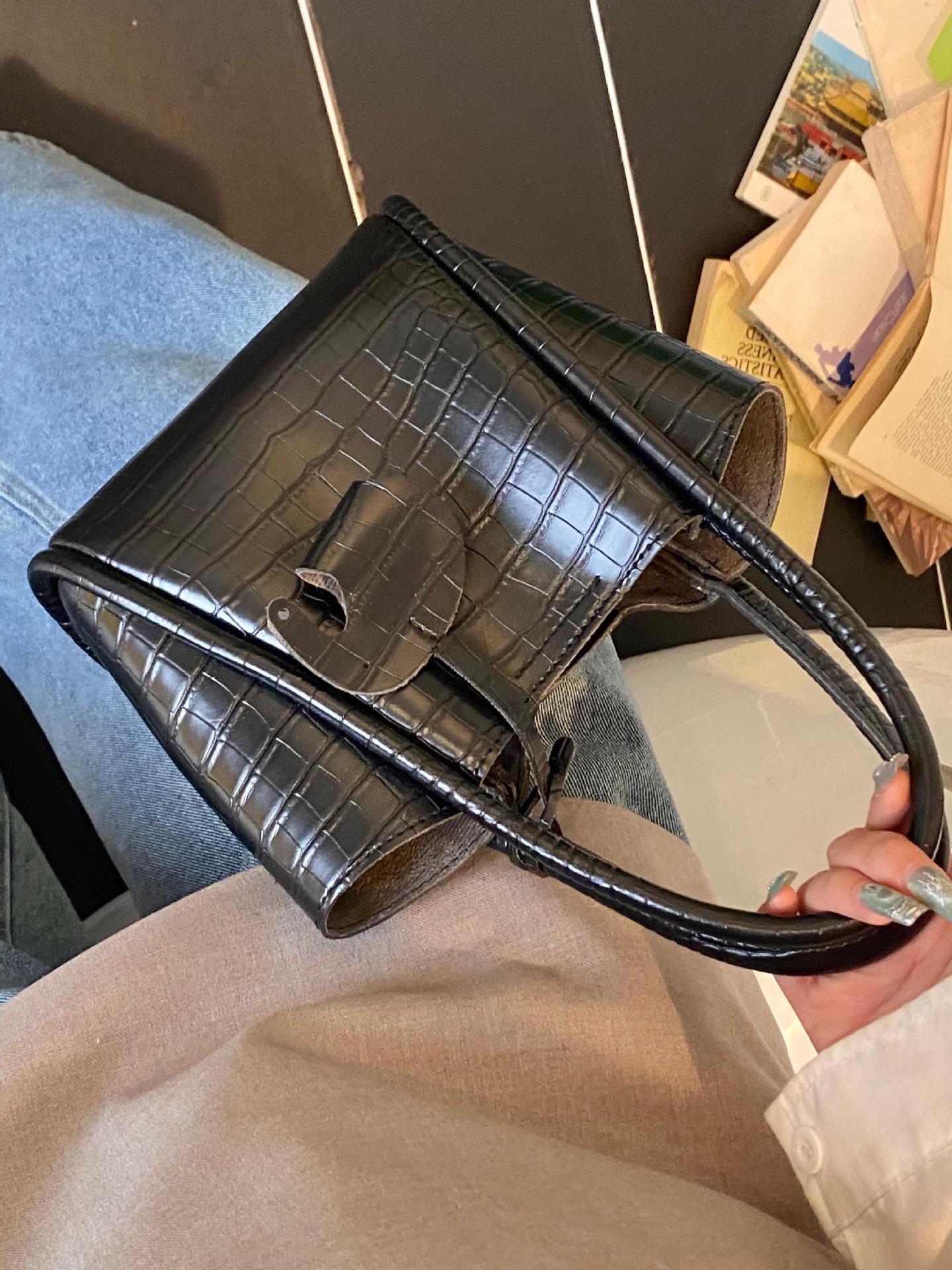 Bolso de canasta de verduras con patrón de cocodrilo transfronterizo para mujer 2025 nuevo bolso de cubo de mensajero casual simple de alta gama