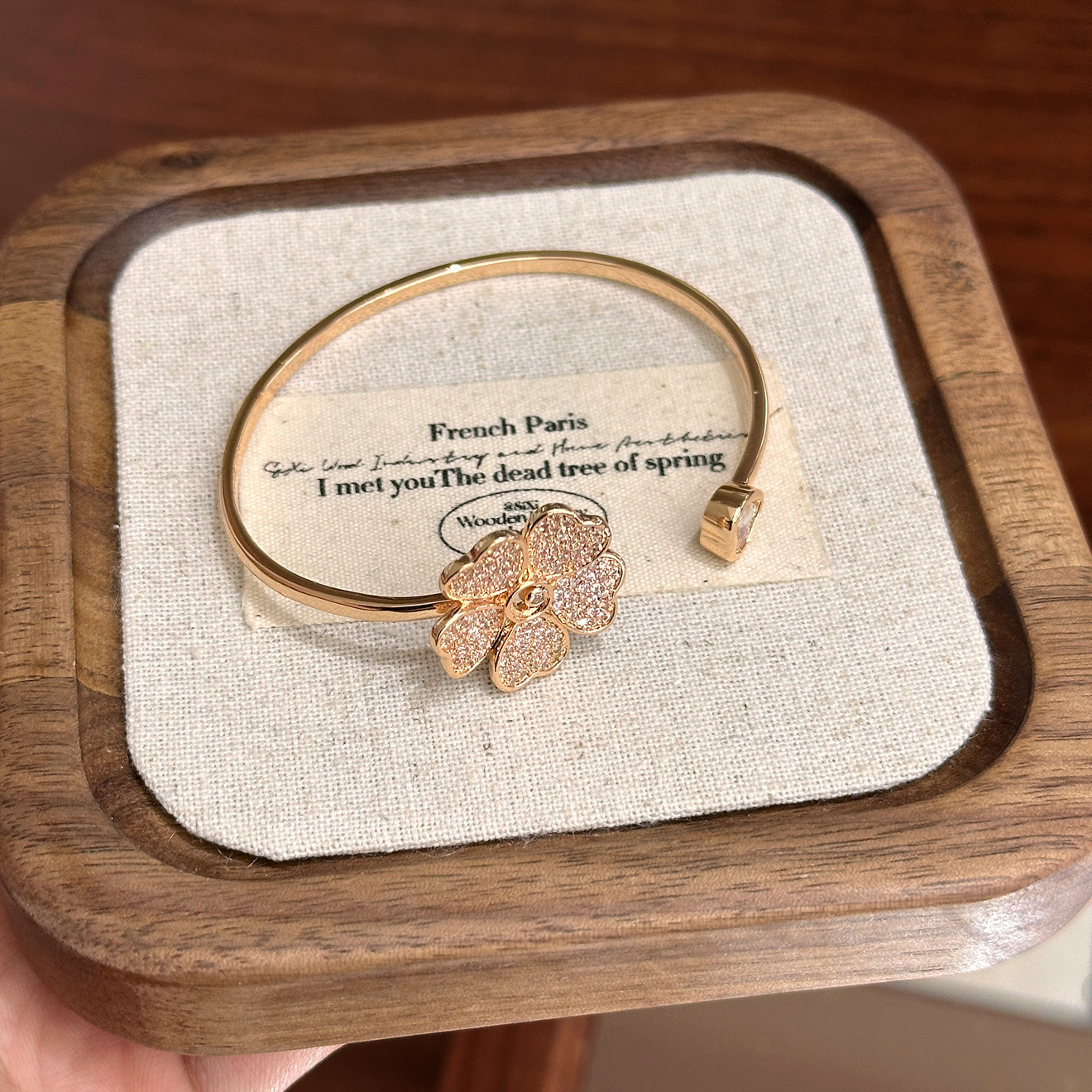 El pequeño libro rojo es el mismo lujo ligero Seiko pulsera de cuatro hojas de diamante femenina universal pulsera de pulsera de flores de alto nivel