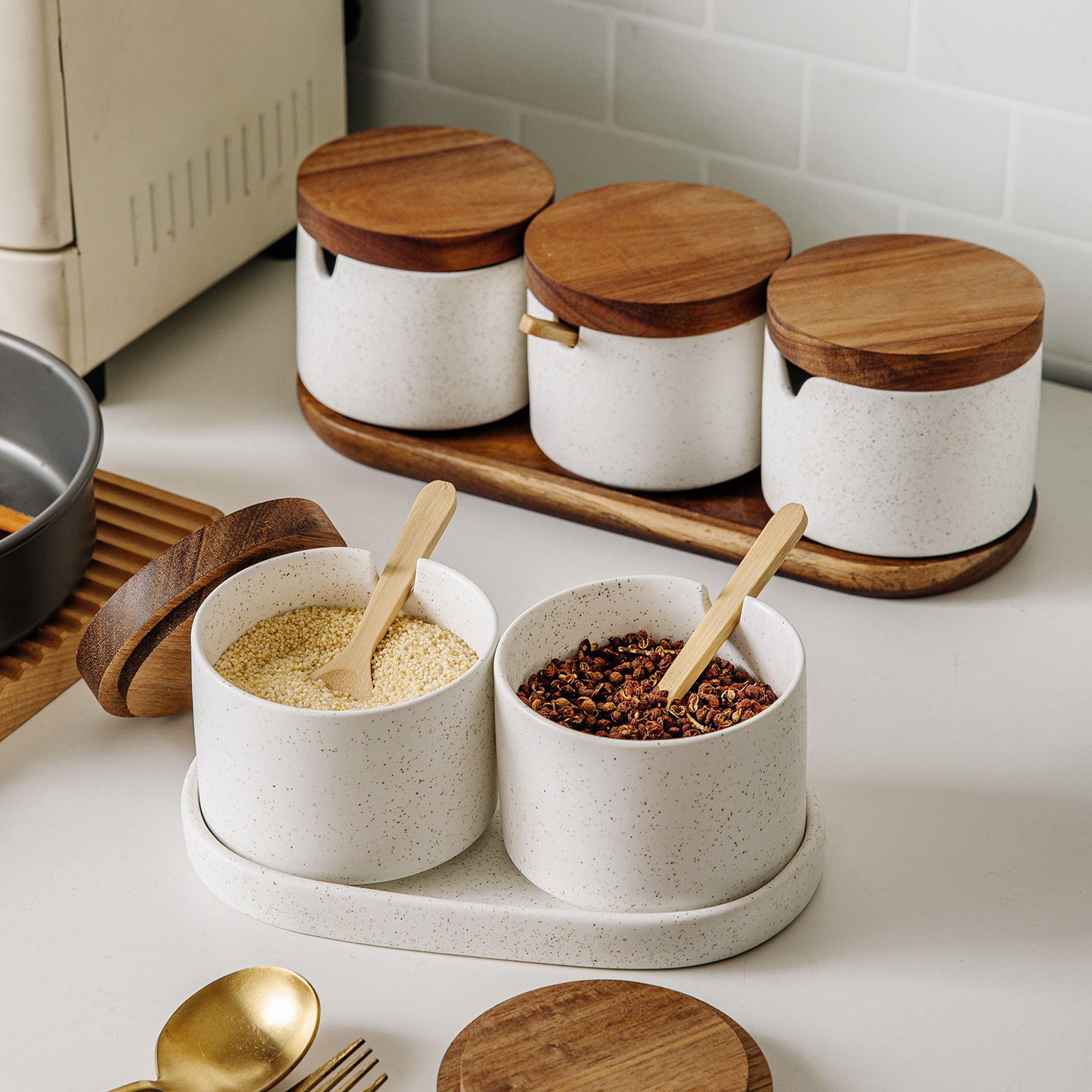 Condimento de cerámica tanque conjunto de combinación de cocina doméstica condimento de alto valor facial con tanque de aceite de cocina con tapa caja de condimento red