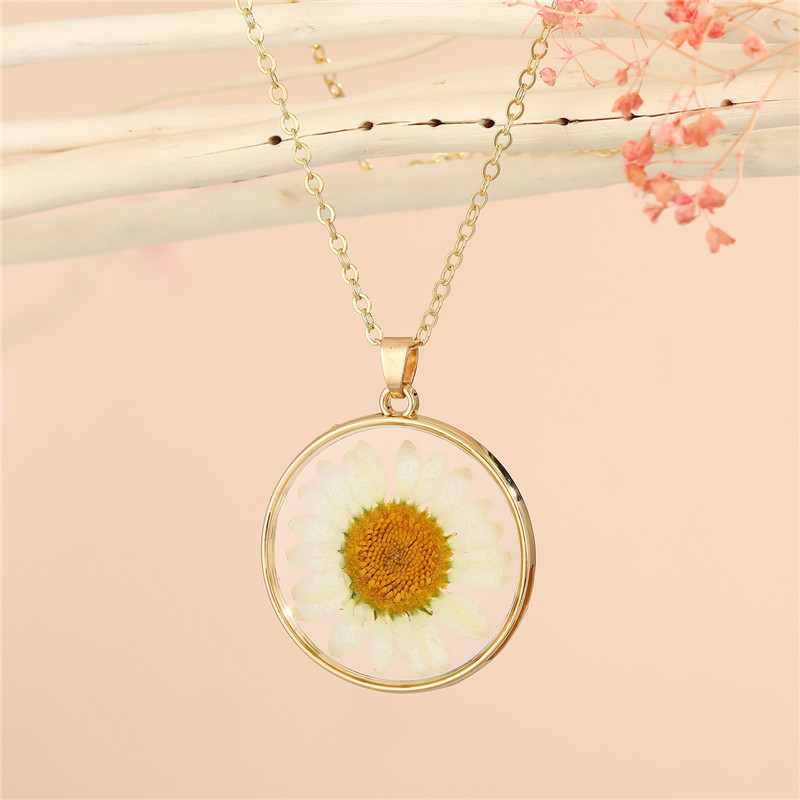Retro Simple Daisy Pendant Resin Necklace display picture 4