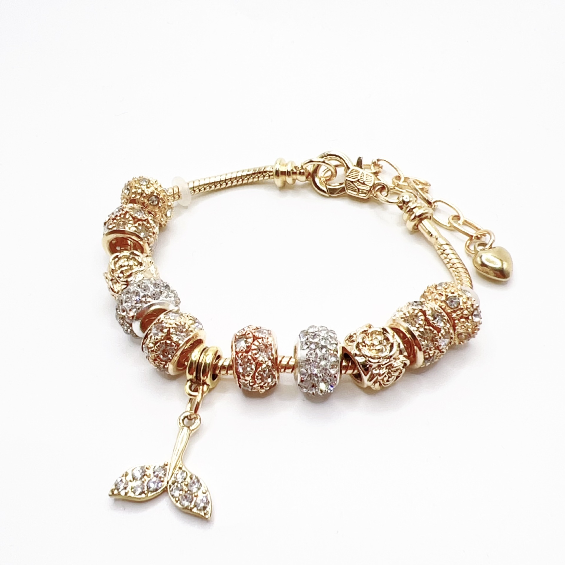 春夏の新型の小清新で甘い少女風のストライプの花の愛の蝶の数珠のブレスレットの透かし彫りのダイヤモンドの手の串