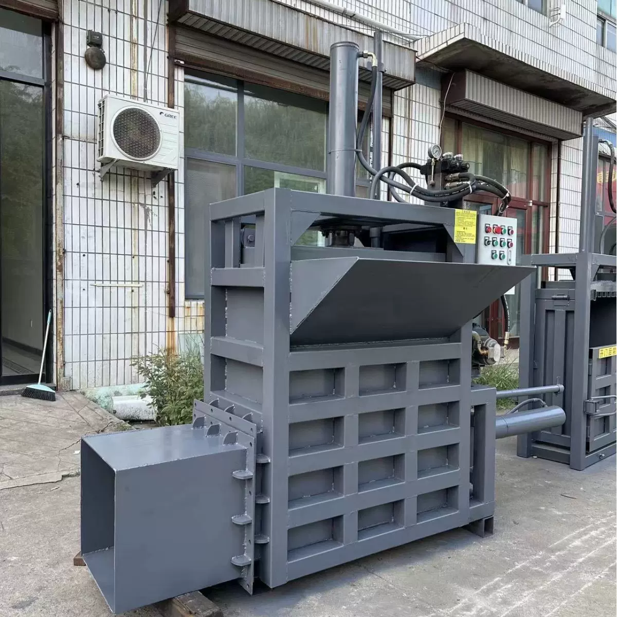 中草药青储黄储套袋打包机 小型立式液压节省空间中草药套袋机