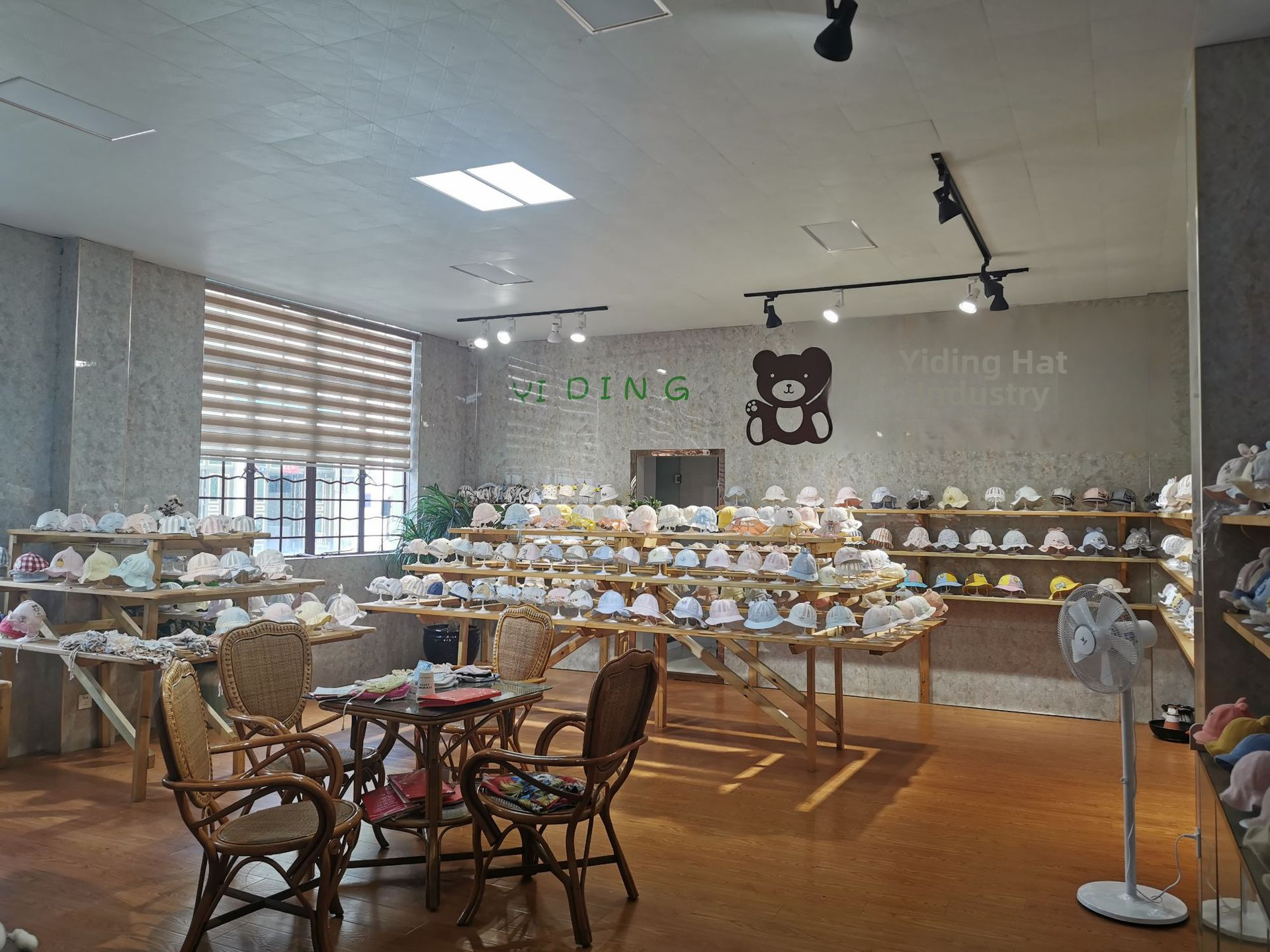 Gorro de bebé con flores y orejeras para días de primavera_voghion.com