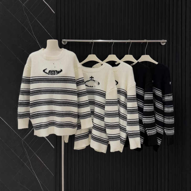 Classic Saturn Black and White Stripesd Contrasting Loose Fit Delivery Socks Two-Piece Set of Winter Knitwears