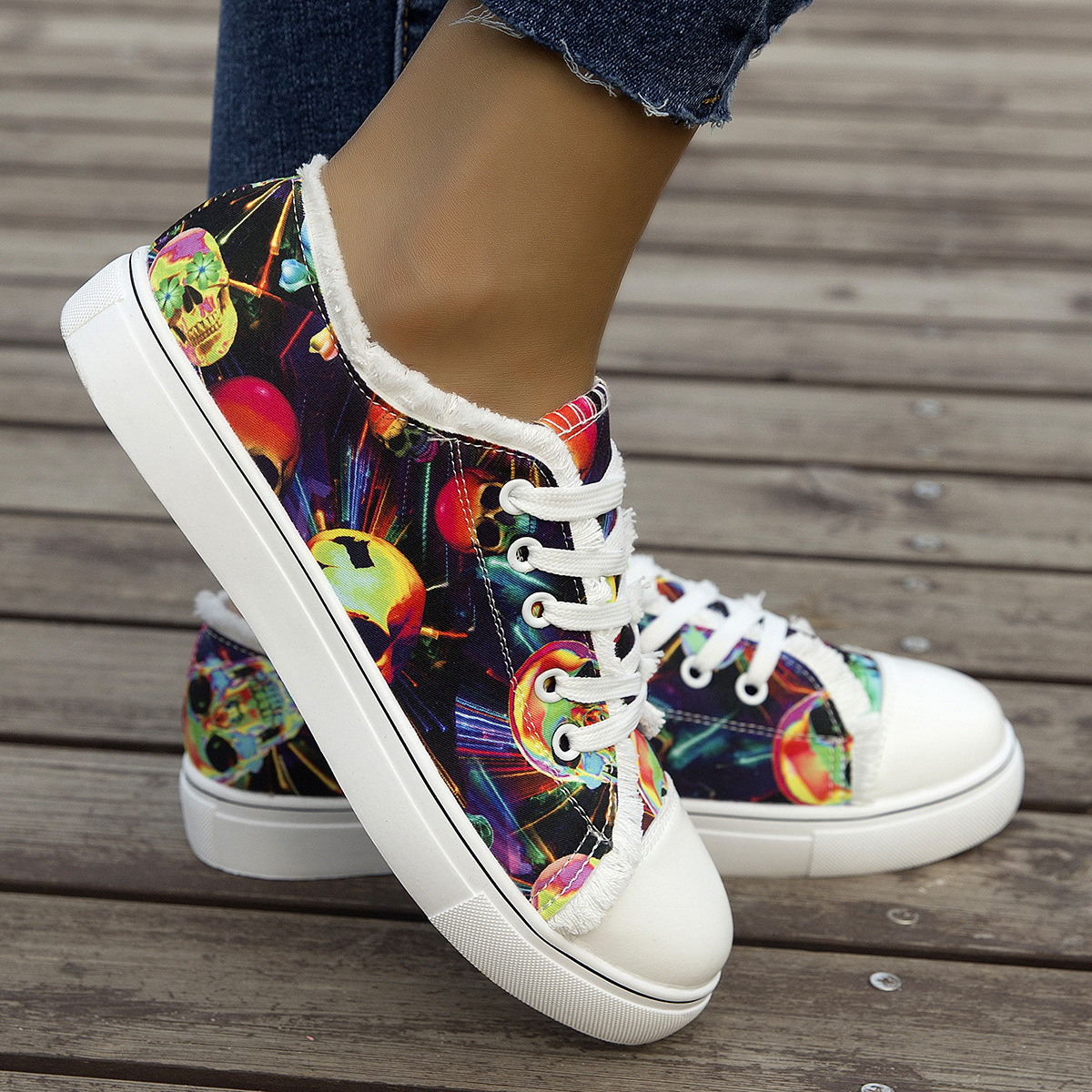 Large round toe versatile women's canvas with skull print flat bottomed board shoes_voghion.com