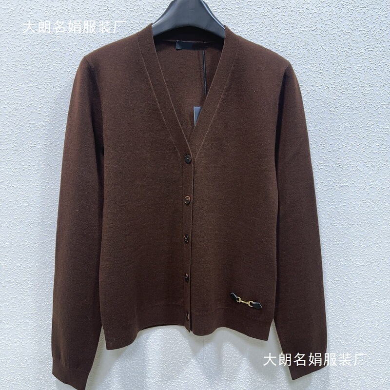 Shenzhen Nanyou Goods – Top-tier version, early autumn new collection, solid-color, simple V-neck, long-sleeved knitted cardigan Shenzhen Nanyou Goods – Top-tier version, early autumn new collection, solid-color, simple V-neck, long-sleeved knitted cardigan