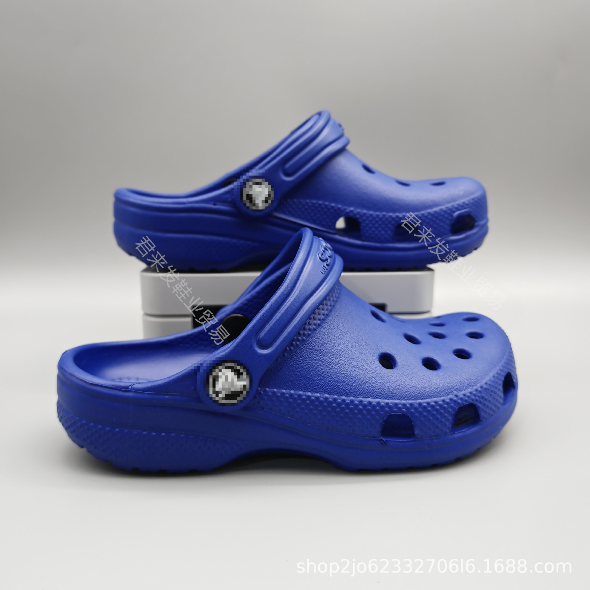 Fábrica de venta directa de zapatos de hueco de niños y niñas, zapatos de verano respirables antideslizantes zapatillas de playa ligeras al por mayor