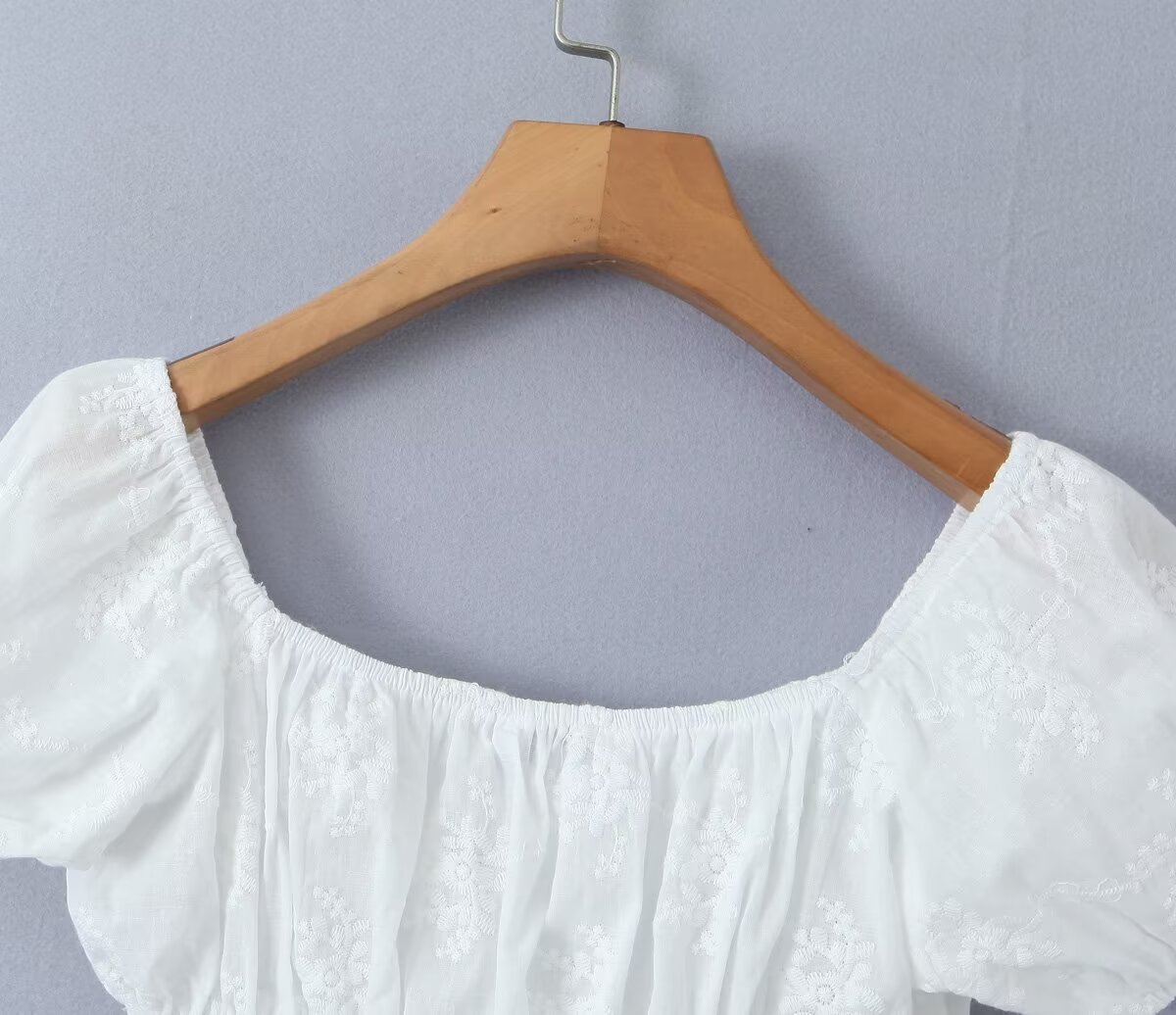 Completo estivo 2025 composto da top e gonna in pizzo francese, ideale per donne sofisticate._voghion.com