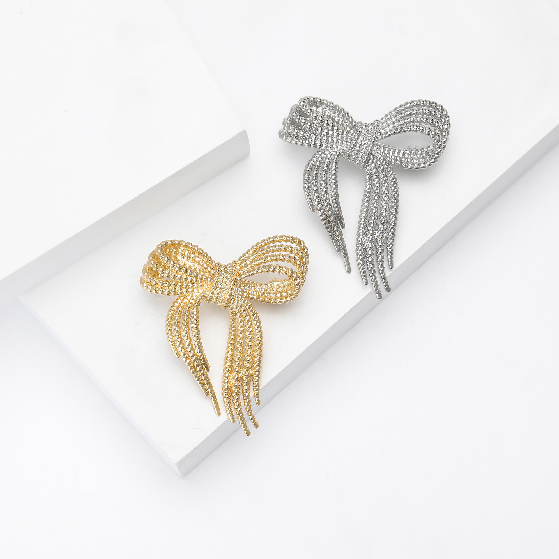 High-grade Elegant Alloy Enamel Hollow Rope Bow Brooch Exquisite Women's Clothing Corsage Jewelry Pin