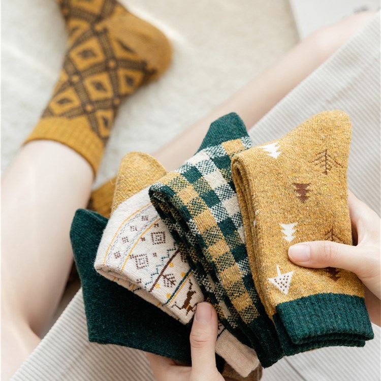 冬季羊毛女袜日系麋鹿圣诞树黄绿组合保暖女中筒袜学院风爆款厚袜