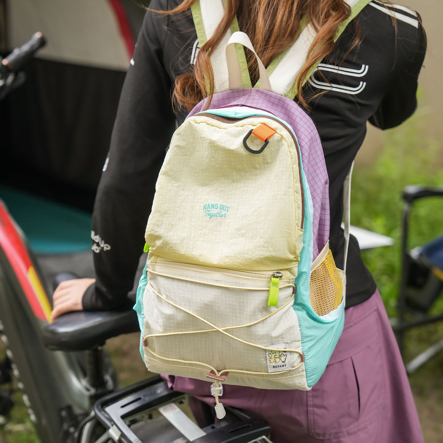 Hombres nuevos viajes de estilo de viento color de choque 2026 mochila ligera, bolso de montaña de gran capacidad, bolsillo al aire libre más ocio