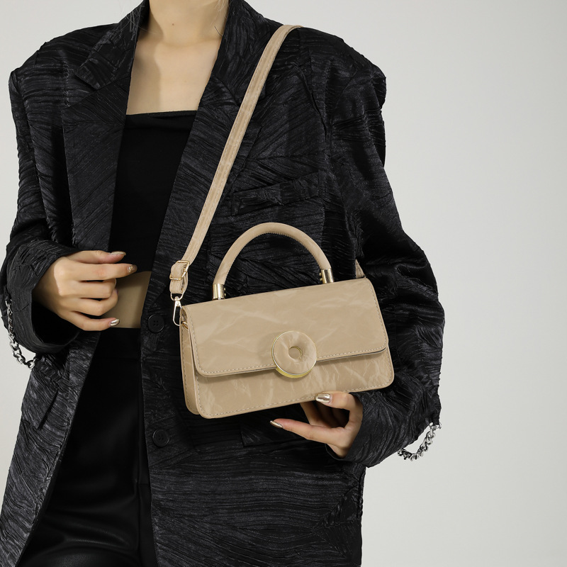 2024 가을과 겨울 새로운 캐주얼 작은 광장 가방 틈새 디자인 휴대용 작은 가방 여성의 아름다운 통근 어깨 포장 가방