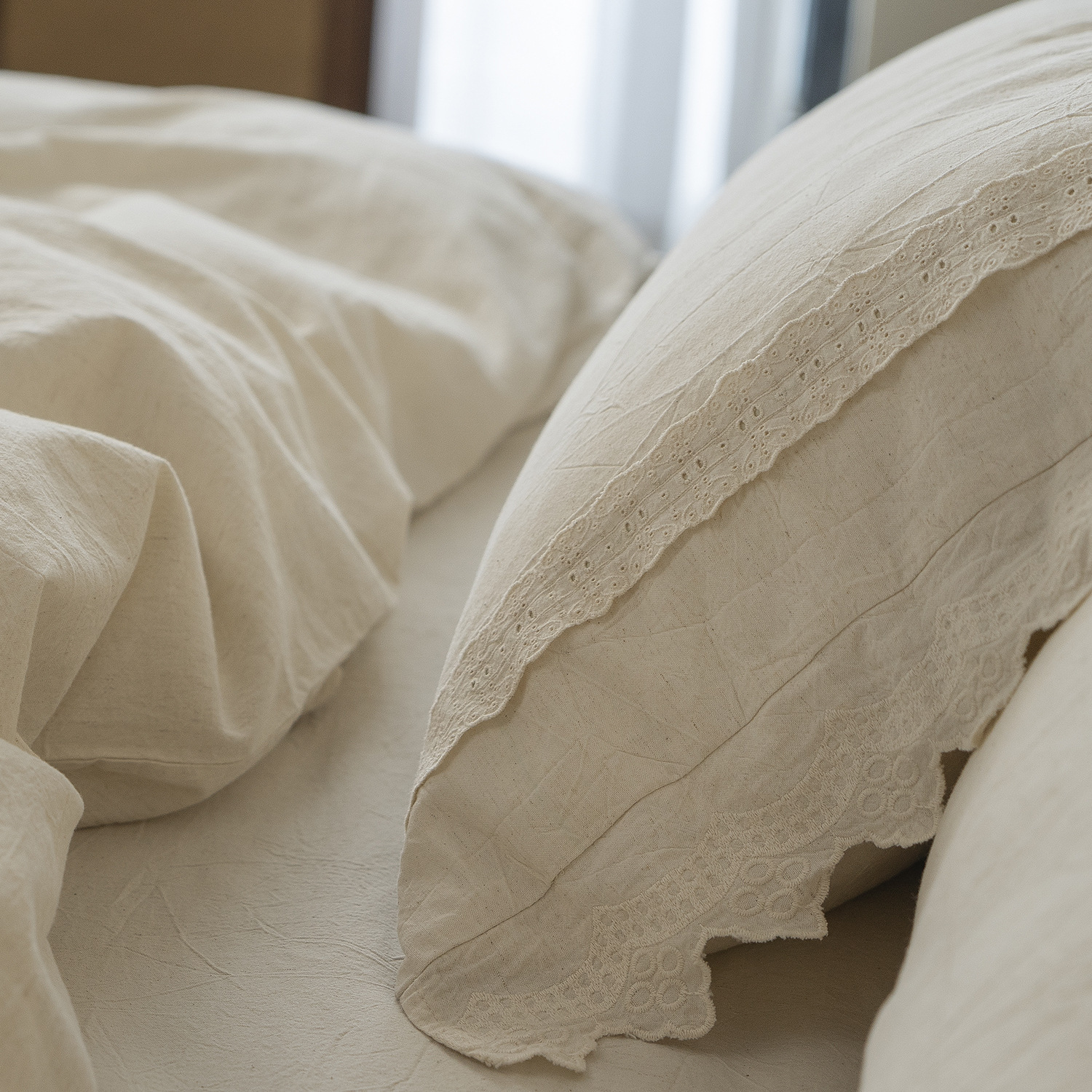 Conjunto de cama e capa de edredom de quatro peças em algodão e linho francês vintage boho nórdico, modelo 2026, com acabamento em renda bordada._voghion.com