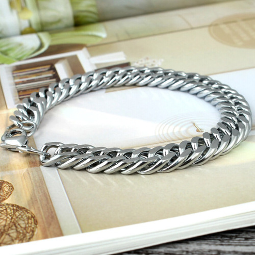 Wholesale of celebrities' matching jewelry, domineering and personalized stainless steel accessories, wholesale of men's personalized titanium steel bracelets