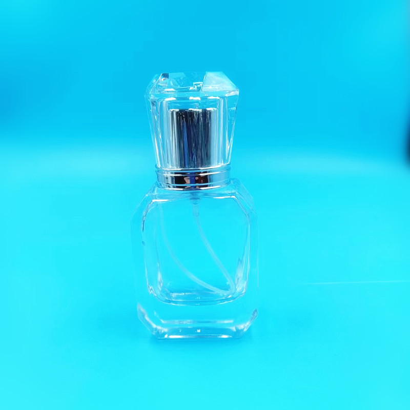 En stock de alto grado botella de vidrio de diamante 30ml 50ml100ml botella de perfume cuadrada plana bayoneta sub-embalaje botella de niebla fina botella vacía