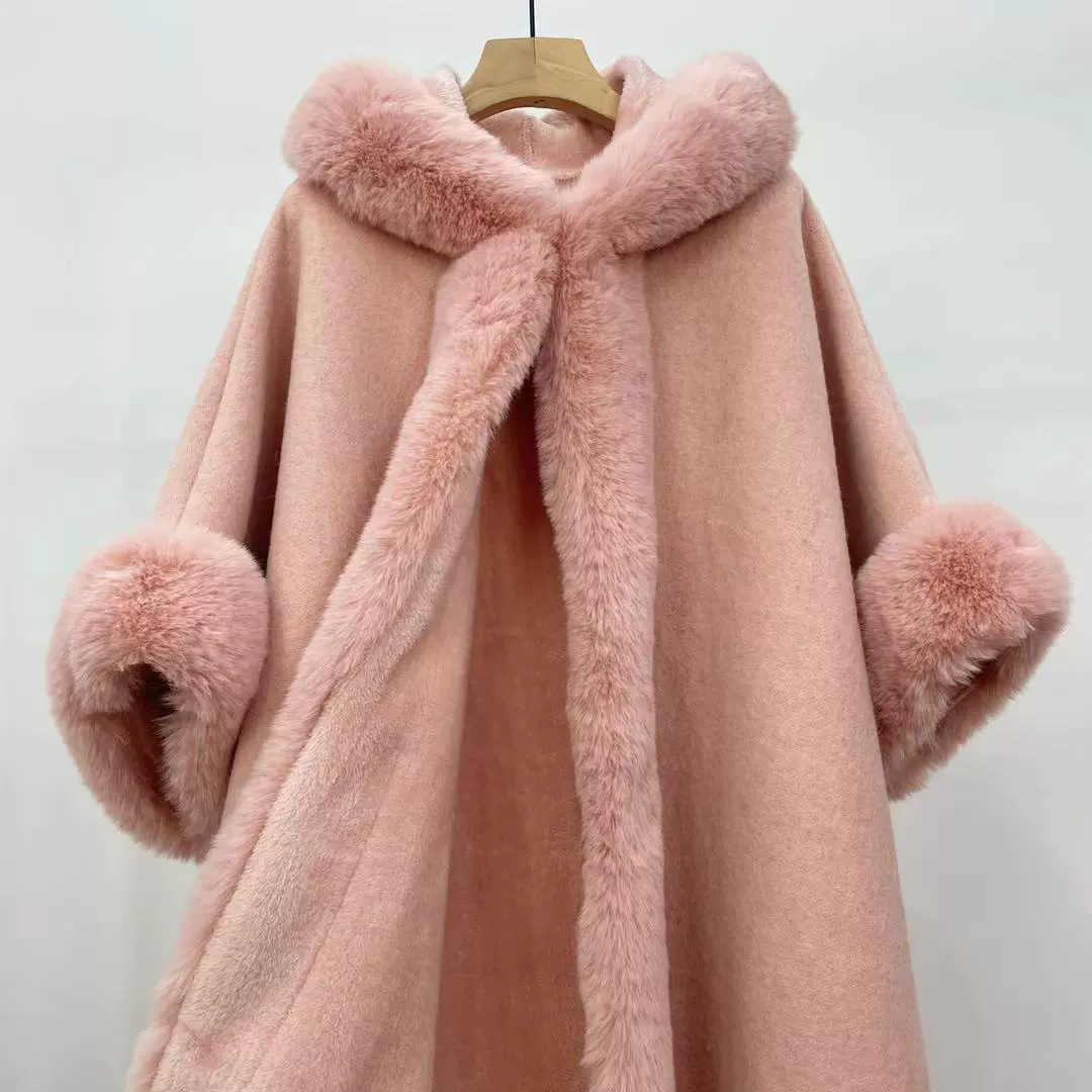 Кашемировый/ knitted wool trench coat with hood? Actually 'Knitted wool trench coat with hood' перевод: вязанный шерстяной плащ с капюшоном, демисезонный, отделка из меха? fleece trim - меховая отделка из флиса, средний размер, абрикосовый или фуксия