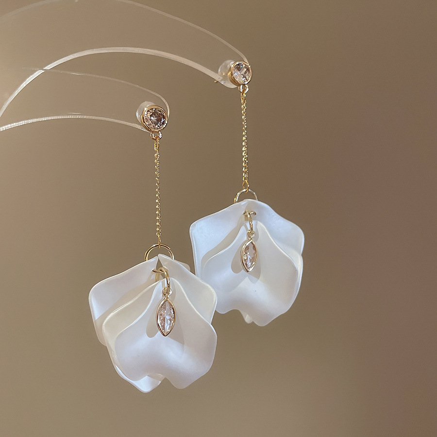 Pendientes de aguja plateados con pétalos de perlas con incrustaciones de diamantes y borlas, pendientes de tuerca de lujo ligeros y de alta gama con un diseño elegante y versátil.