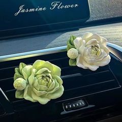 車はエアコンの風口を裁断します。高級アクセサリーは香石の牡丹の花を広げて飾ります。