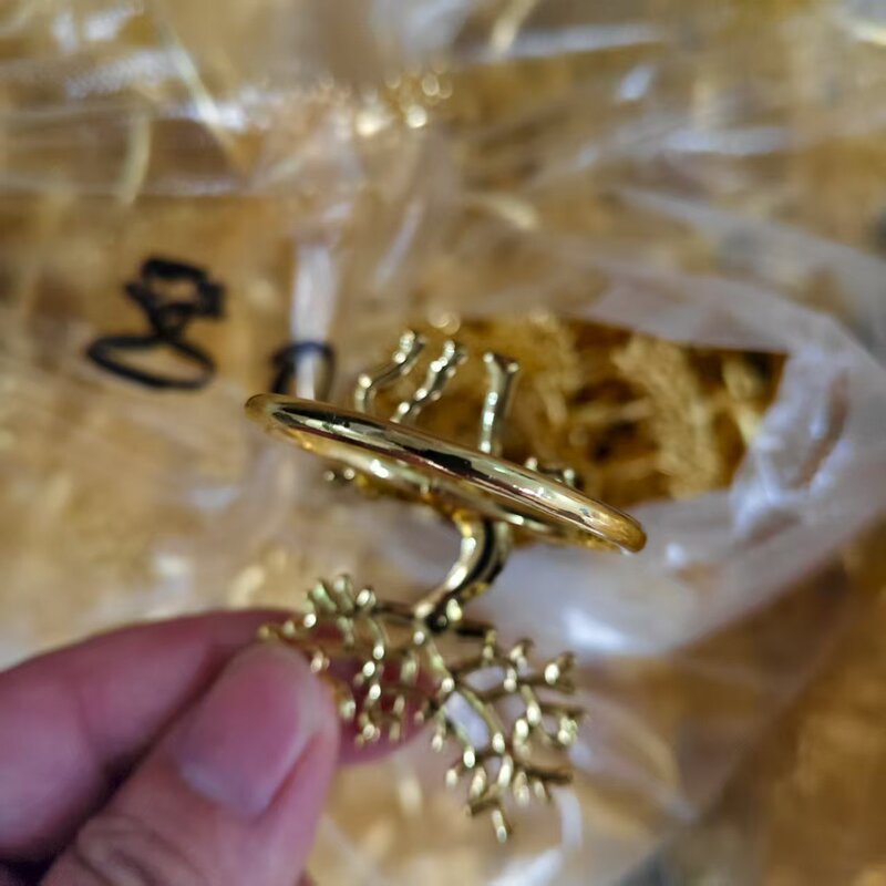 クリスマスのナプキンリングの小さいヘラジカのナプキンはティッシュを掛けます。|undefined