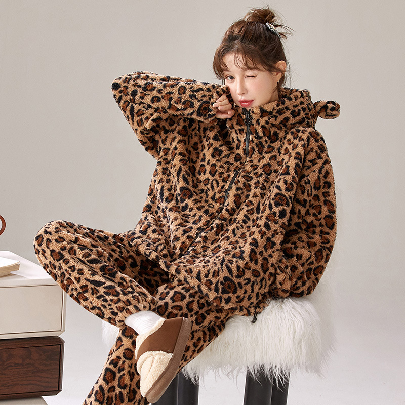 冬のパジャマの女性のサンゴの毛のヒョウの紋様は帽子のファスナーの金とベルベットの厚い毛のスーツの家庭服の秋|undefined
