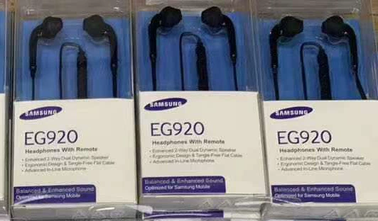 Black headphones + packaging