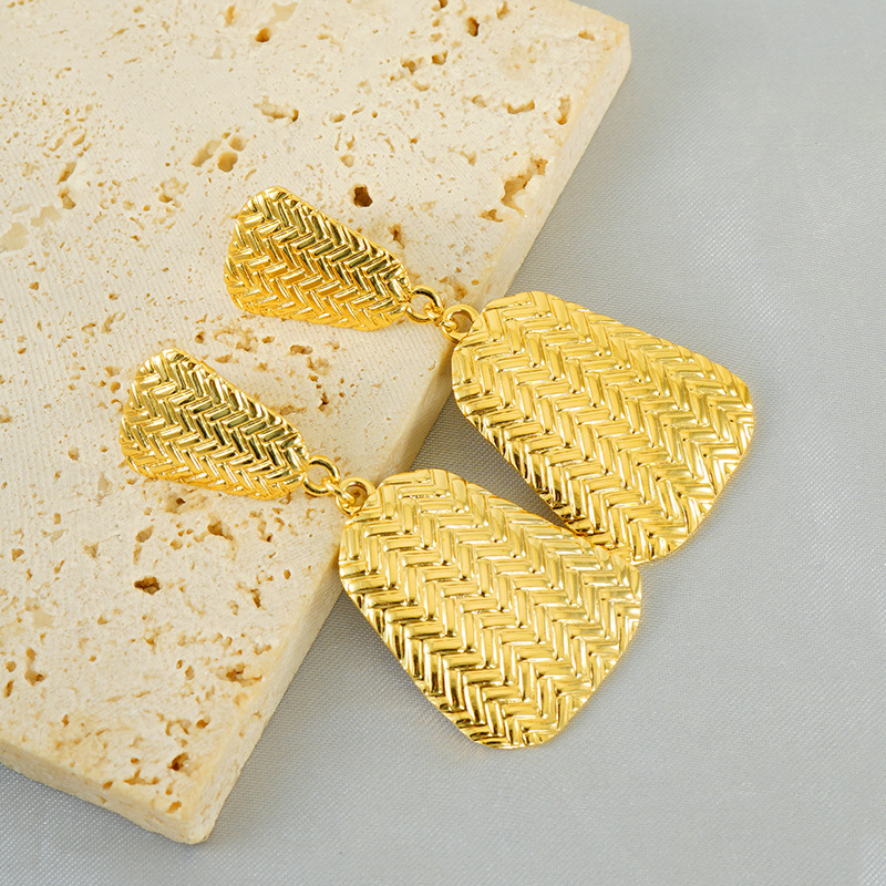 Pendientes de sentido avanzado atmosférico europeo y americano transfronterizo Pendientes irregulares geométricos de acero oxidado de 18K para mujer Pendientes largos tejidos para mujer