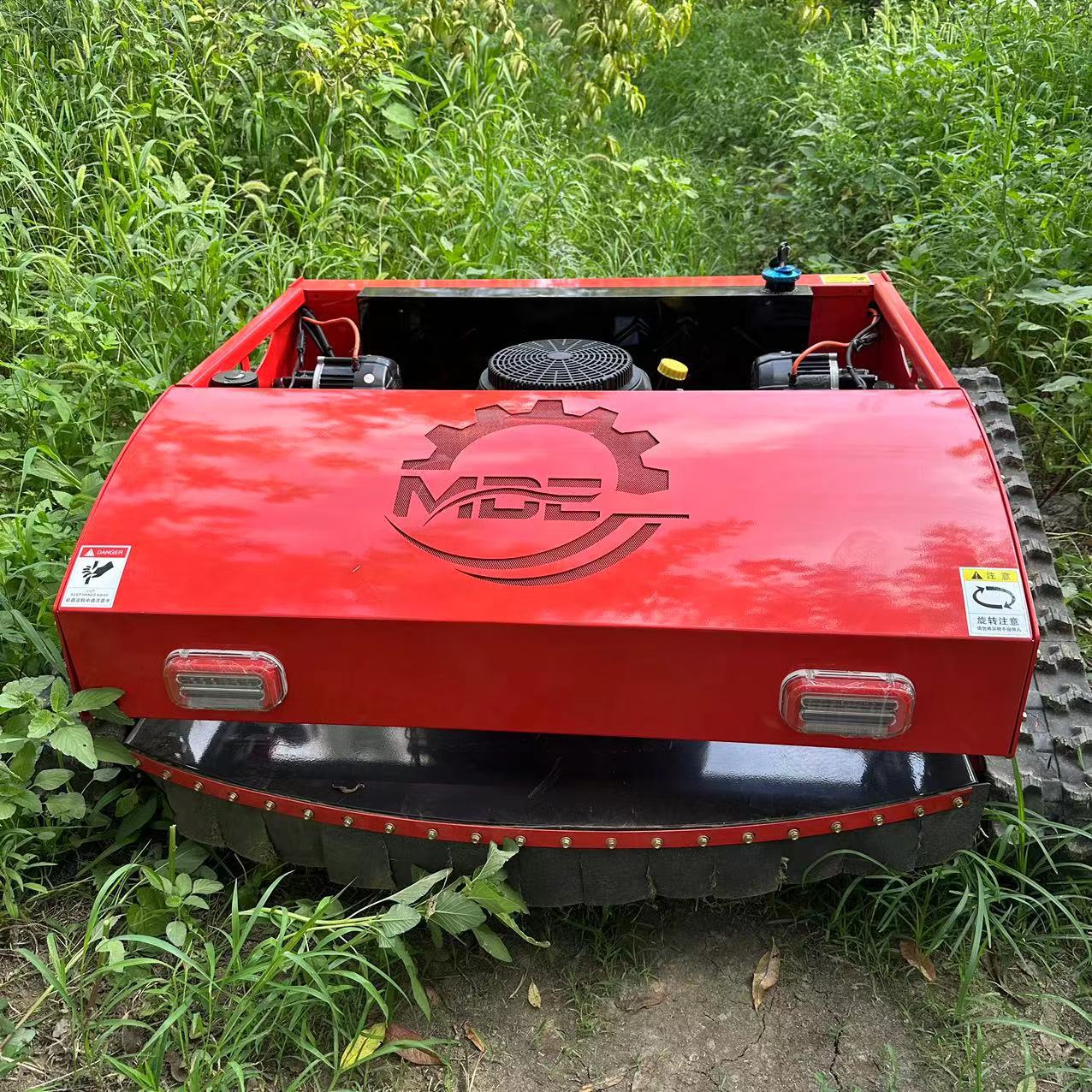 迈德恩遥控割草机履带式自动除草车果园林农用碎草打草机高效除草