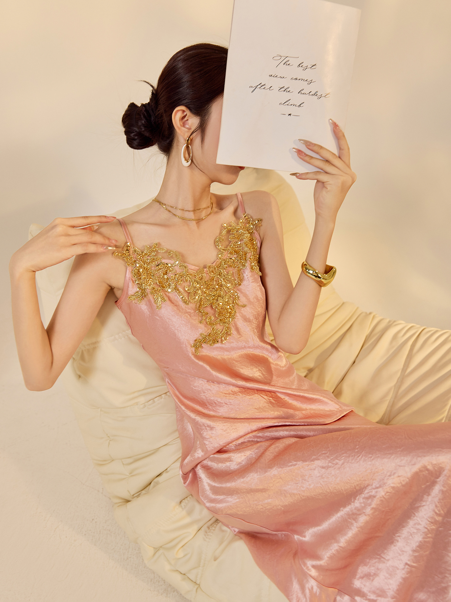 Đầm dây ôm body acetate phong cách Tân Trung thức 2026 thêu hoa vàng hồng N6046 — hồng
