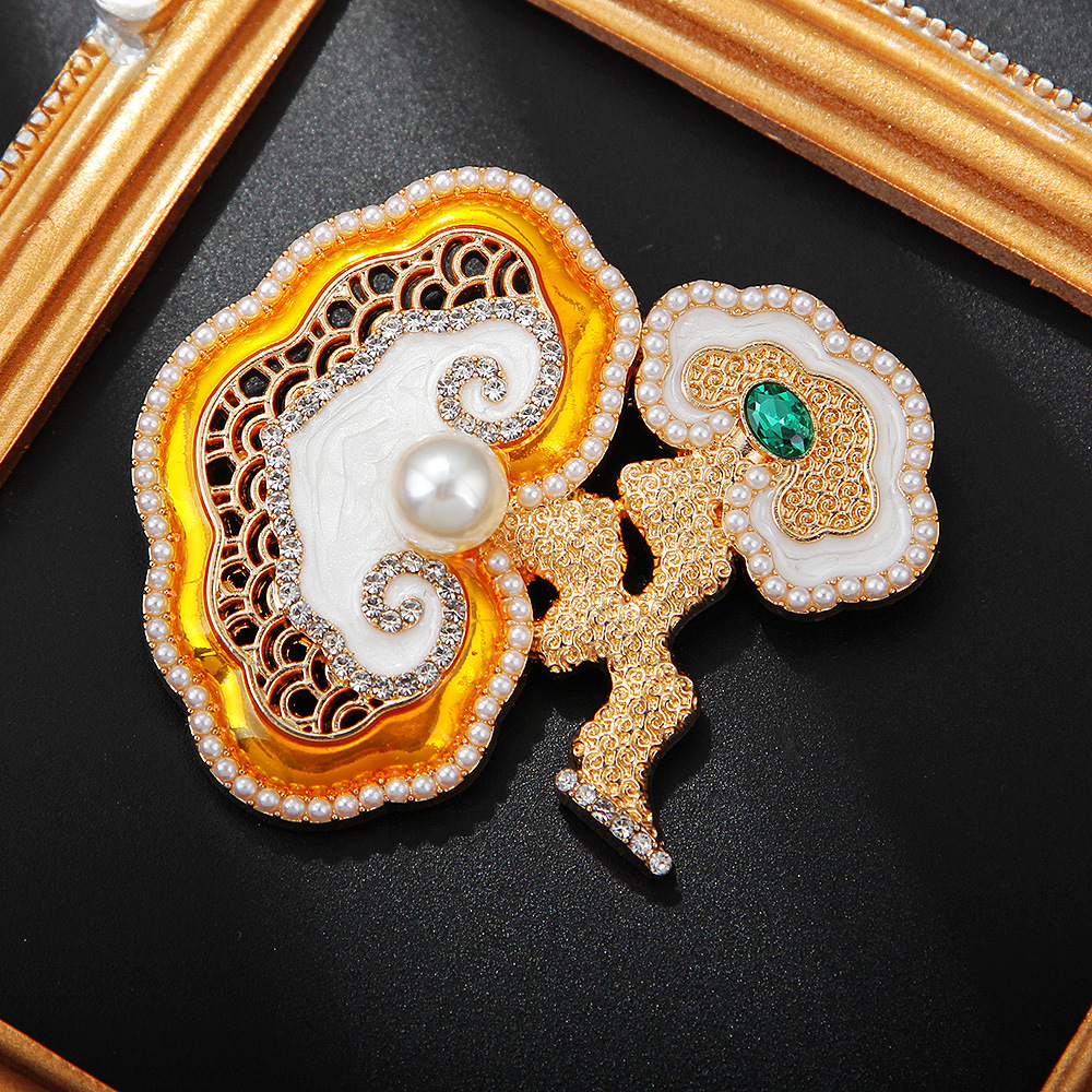 New Chinese-Style Gold Hollow Cloud Pattern Lingzhi Brooch Enamel Pearl Vintage High-End Safety Pin for Women
