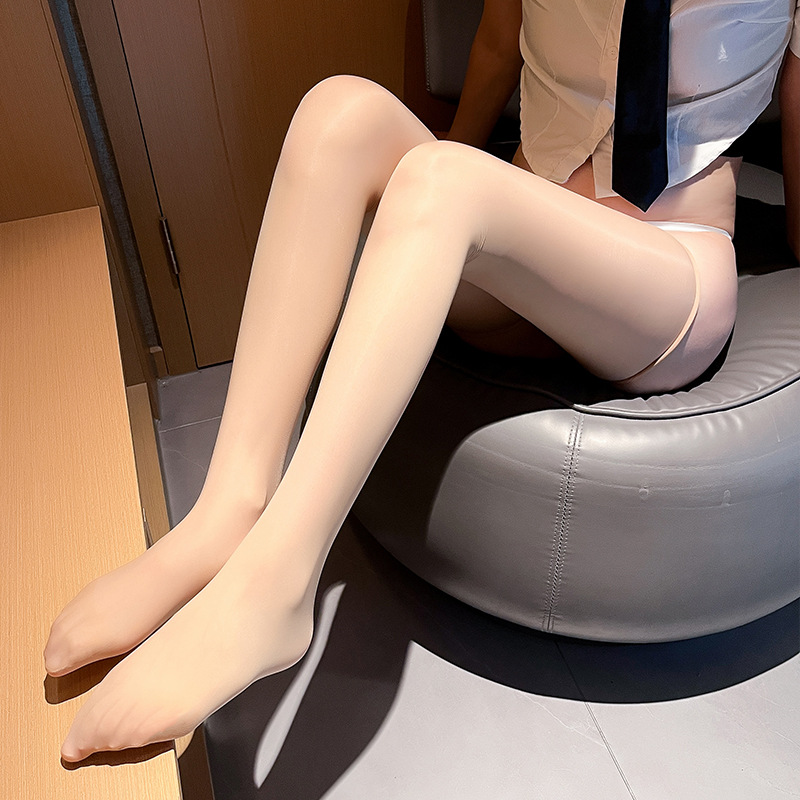 背が高くて長いセクシーなストッキングの光の足の神器は膝の大きい足のストッキングの白黒の縁のない馬の油の靴下を延長します。