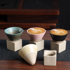 囲炉裏でお茶のコップを煮ます。
