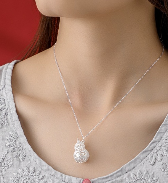 새로운 속이 빈 조롱박 펜던트 럭키 캐릭터 (크로스 체인 부착)