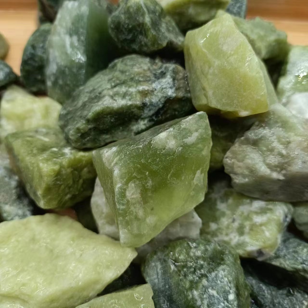 丹东绿玉石水磨石绿色石子汗蒸房专用绿碎石颗粒水族造景天然