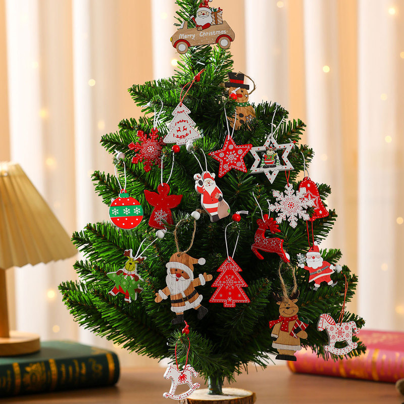木製のクリスマスのペンダントクリスマスツリーのペンダントクリスマスの小さなプレゼントの木箱はクリスマスの装飾品を飾っている|undefined