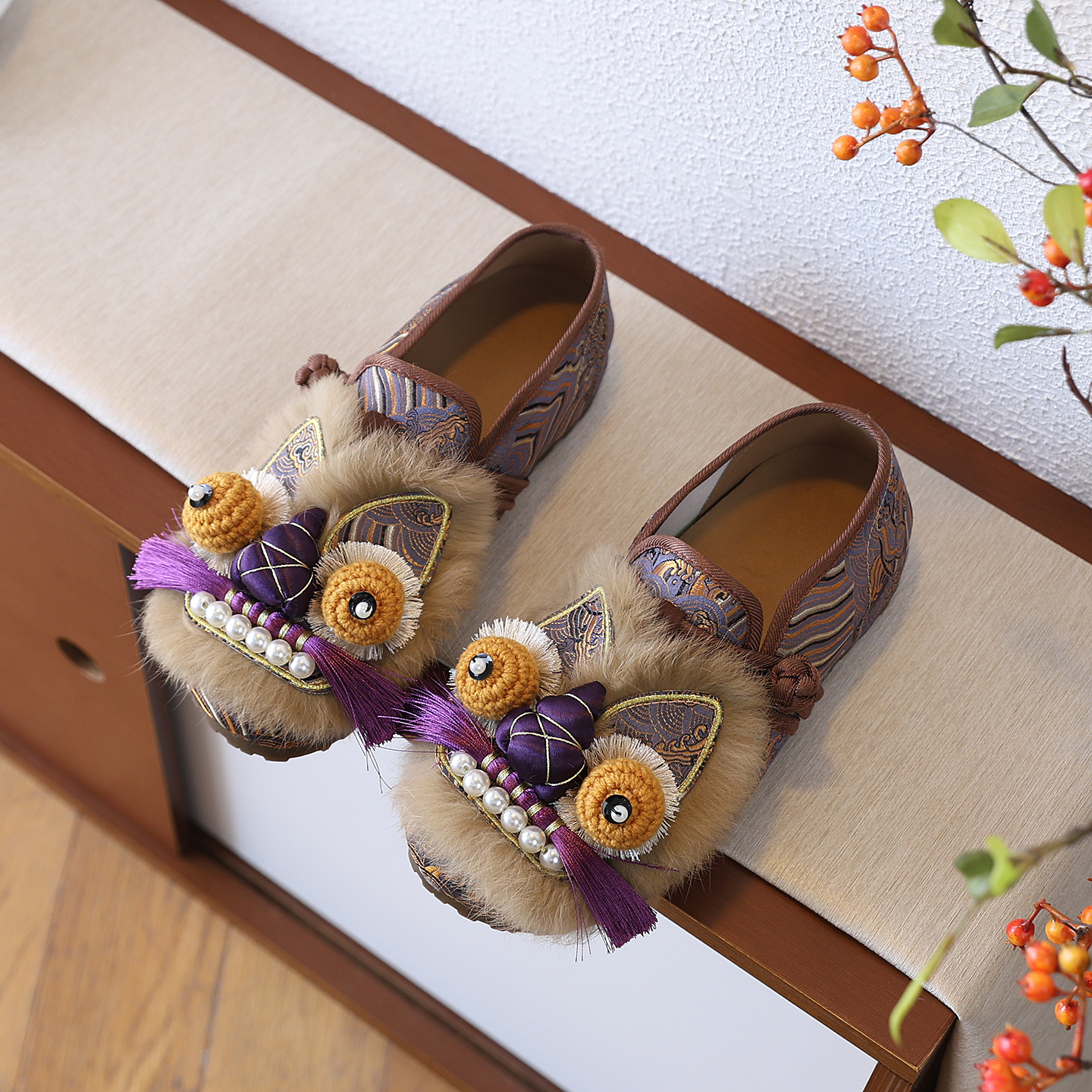 New women's tiger-head cloth shoes, traditional handmade embroidery, plush decoration, ethnic style single shoes, new Chinese retro shoes