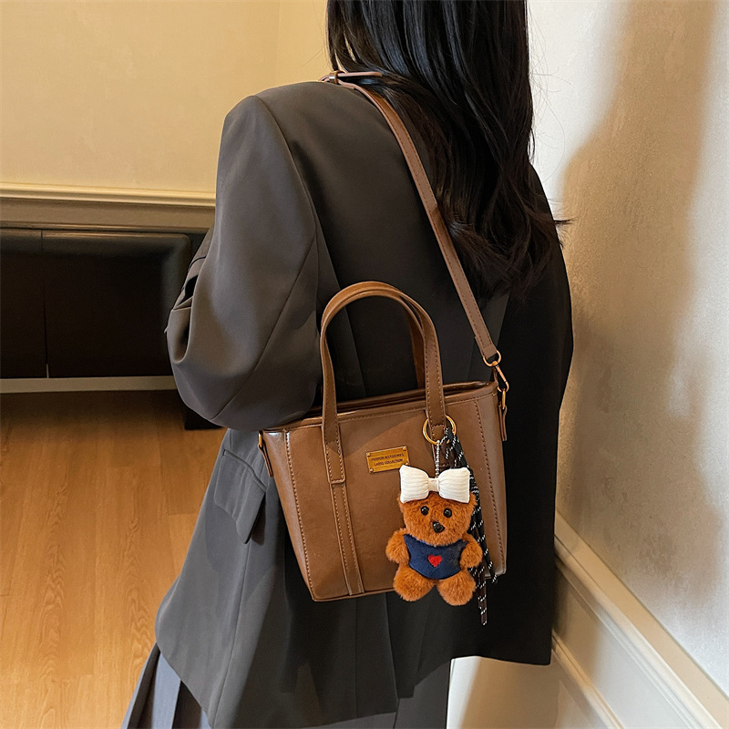 Bolso de mano retro de alto nivel, bolso de balde de agua universal, mujer, otoño y invierno 2025, nuevo tipo de bolso de hombro de moda, bolso de transporte de viaje