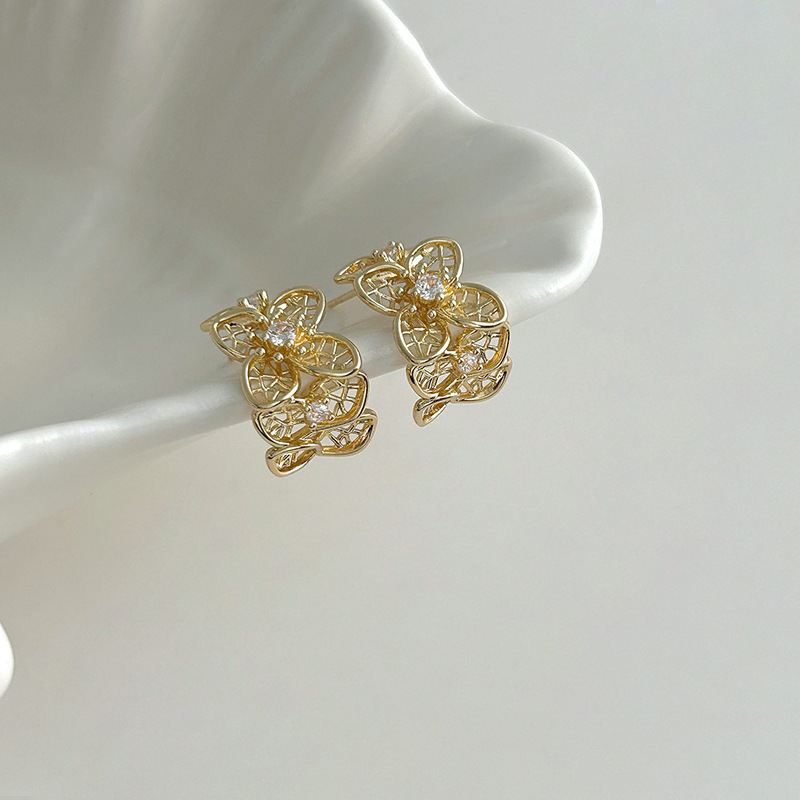 Geometric earrings with zircon