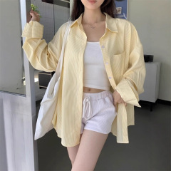 黄色の韓国系のストライプのシャツの女性の春秋の甘いデザイン感のカジュアルなゆったりしたシャツの外は日焼け止めの上着のコートを着ます。